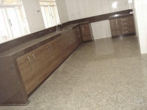 Vista Ampla da cozinha com o piso de granito Amarelo Vitoria