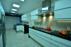 Cozinha com piso de granito Branco Diamond.