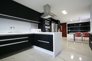 Detalhe da cozinha com piso de granito Branco Siena.