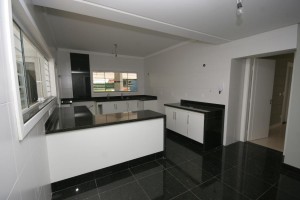 Cozinha com piso de granito verde ubatuba
