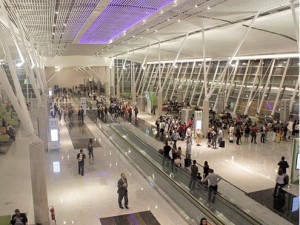 Aeroporto com Piso de Granito Branco Fortaleza com detalhes em Verde Ubatuba