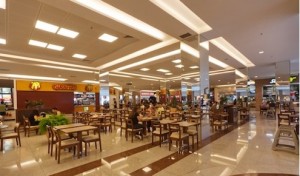 Shopping com piso de Granito Branco Ceara com detalhes em Granito Vermelho Brasília